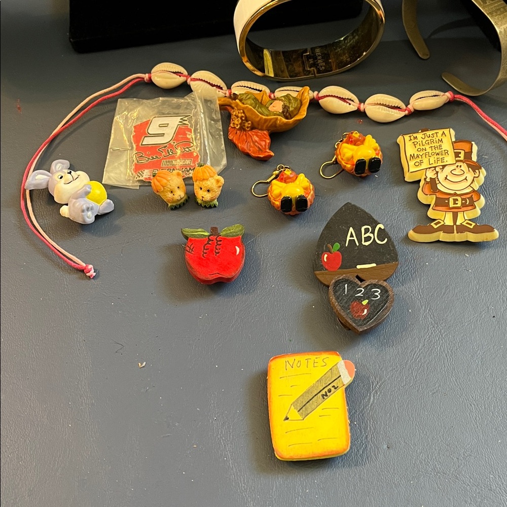 All wearable vintage to now jewelry lot, 0228A - Picture 6 of 15